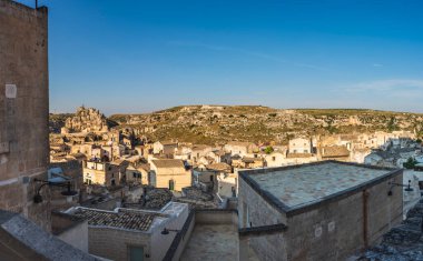Matera, İtalya 'daki antik şehir sokakları ve evlerin manzarası