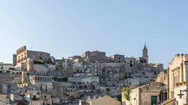 Matera, İtalya 'daki antik şehir sokakları ve evlerin manzarası