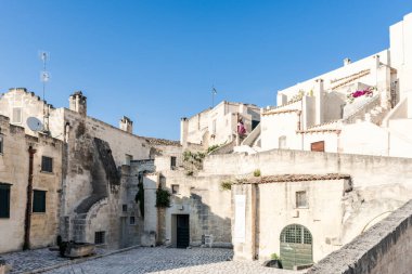 Matera, İtalya 'daki antik şehir sokakları ve evlerin manzarası