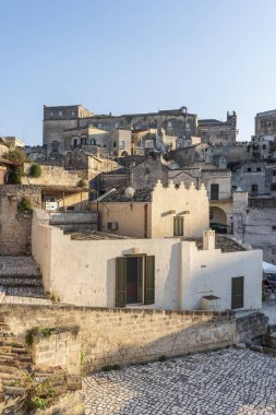 Matera, İtalya 'daki antik şehir sokakları ve evlerin manzarası