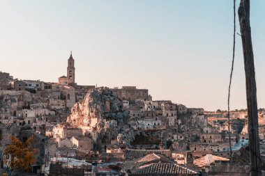 Matera, İtalya 'daki antik şehir sokakları ve evlerin manzarası