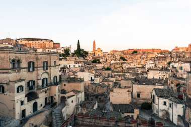 Matera, İtalya 'daki antik şehir sokakları ve evlerin manzarası