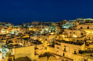 Matera, İtalya 'daki antik şehir sokaklarının ve evlerin gece manzarası