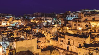 Matera, İtalya 'daki antik şehir sokaklarının ve evlerin gece manzarası