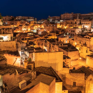 Matera, İtalya 'daki antik şehir sokaklarının ve evlerin gece manzarası