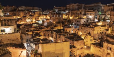 Matera, İtalya 'daki antik şehir sokaklarının ve evlerin gece manzarası