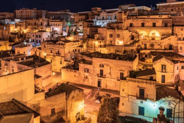 Matera, İtalya 'daki antik şehir sokaklarının ve evlerin gece manzarası