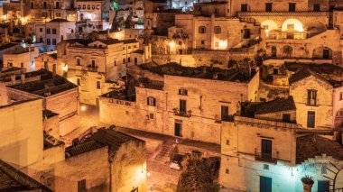 Matera, İtalya 'daki antik şehir sokaklarının ve evlerin gece manzarası