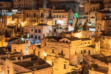 Matera, İtalya 'daki antik şehir sokaklarının ve evlerin gece manzarası