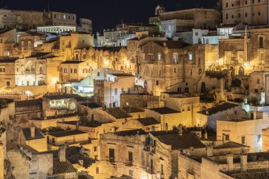 Matera, İtalya 'daki antik şehir sokaklarının ve evlerin gece manzarası