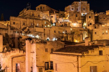 Matera, İtalya 'daki antik şehir sokaklarının ve evlerin gece manzarası