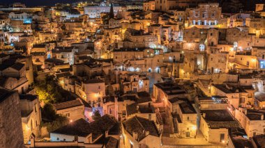 Matera, İtalya 'daki antik şehir sokaklarının ve evlerin gece manzarası