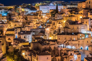 Matera, İtalya 'daki antik şehir sokaklarının ve evlerin gece manzarası