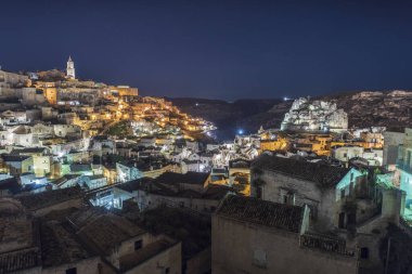 Matera, İtalya 'daki antik şehir sokaklarının ve evlerin gece manzarası