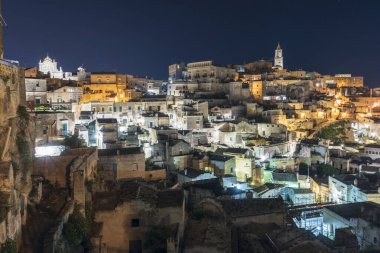Matera, İtalya 'daki antik şehir sokaklarının ve evlerin gece manzarası