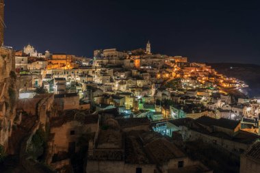 Matera, İtalya 'daki antik şehir sokaklarının ve evlerin gece manzarası
