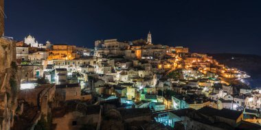 Matera, İtalya 'daki antik şehir sokaklarının ve evlerin gece manzarası