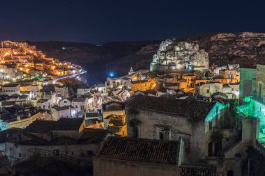 Matera, İtalya 'daki antik şehir sokaklarının ve evlerin gece manzarası