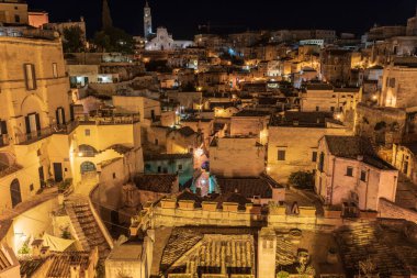 Matera, İtalya 'daki antik şehir sokaklarının ve evlerin gece manzarası