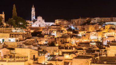 Matera, İtalya 'daki antik şehir sokaklarının ve evlerin gece manzarası