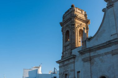 Eski bina ve mavi gökyüzü manzarası