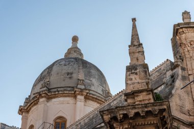 Barselona 'da arka planda kulesi olan antik bir bina.