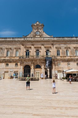  Güneşli bir yaz gününde Ostuni, Apulia (Puglia), Güney İtalya.