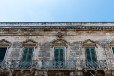  Güneşli bir yaz gününde Ostuni, Apulia (Puglia), Güney İtalya.
