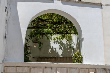  Güneşli bir yaz gününde Ostuni, Apulia (Puglia), Güney İtalya.