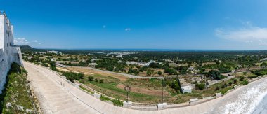 Antik Puglia 'nın işaretleri. Beyaz şehir. Ostuni..