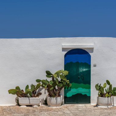 Mavi gökyüzü olan güzel beyaz ev