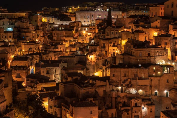 Matera, İtalya 'daki antik şehir sokaklarının ve evlerin gece manzarası