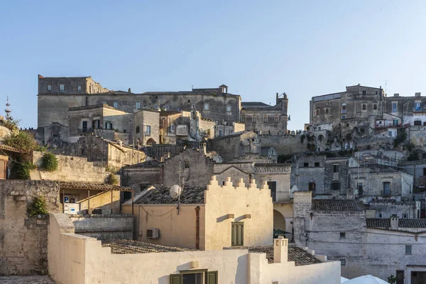 Matera, İtalya 'daki antik şehir sokakları ve evlerin manzarası