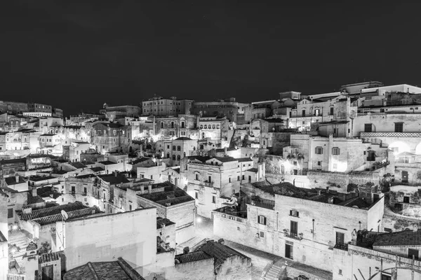 Matera, İtalya 'daki antik şehir sokaklarının ve evlerin gece manzarası