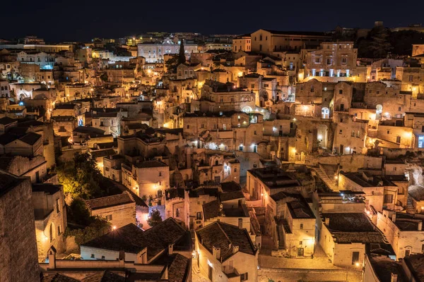 Matera, İtalya 'daki antik şehir sokaklarının ve evlerin gece manzarası