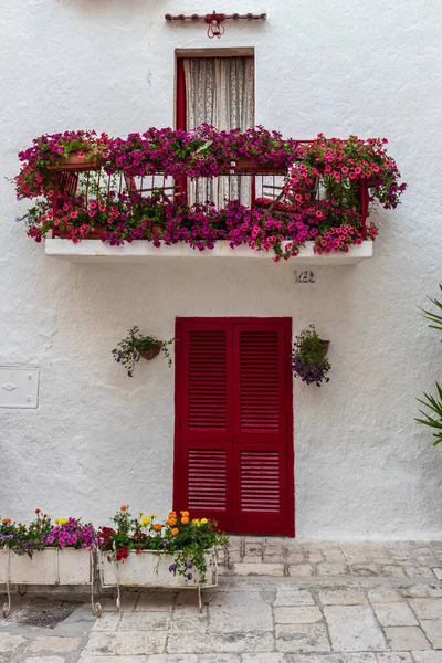 Akdeniz 'in terasında eski güzel bir bina..