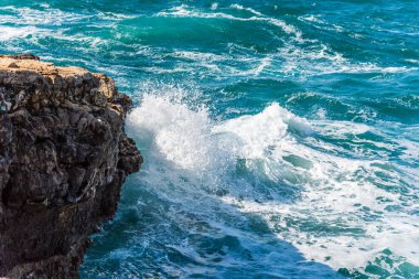 Sahilde güzel deniz dalgaları