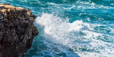 Sahilde güzel deniz dalgaları