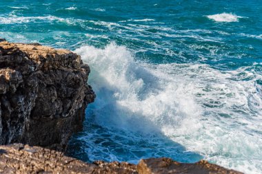 Sahildeki deniz dalgaları doğa arka planında
