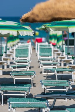 Plaj manzarası ve tatil köyü manzarası.