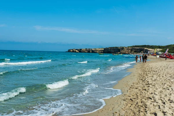 Deniz manzarası ve turistler doğa arka planında