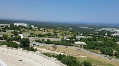 Şehrin güzel manzarası ve arabalı bir yol.