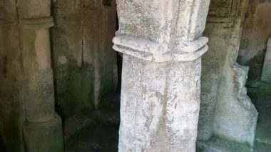 Eski taş, arka planda seyahat yeri