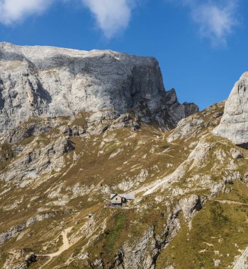 İtalya 'daki Peralba dağının güzel manzarası