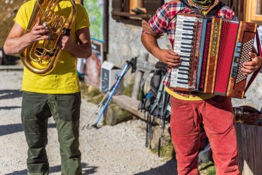 Sokak müzisyenleri, kırpılmış manzara