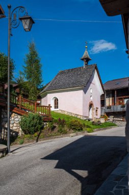 İtalya 'nın dağlarındaki Sappada köyü