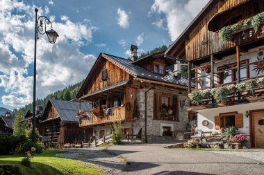 İtalya 'nın dağlarındaki Sappada köyü