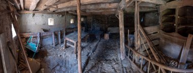 Şehirde terk edilmiş eski bir ev.