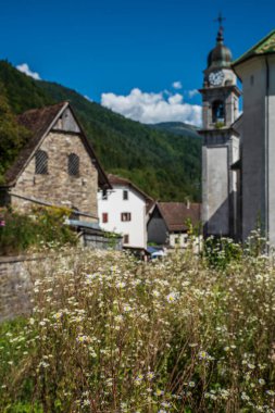 Pesariis köyünün gündüz çekimi, İtalya