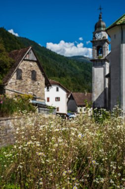 Pesariis köyünün gündüz çekimi, İtalya